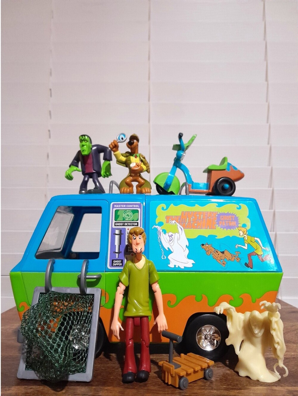 2005 vintage toy Scooby Doo Mystery Machine + characters Hanna Barbera Co